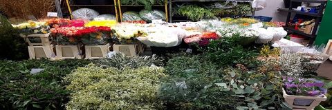 Schnittgrün und Blumen